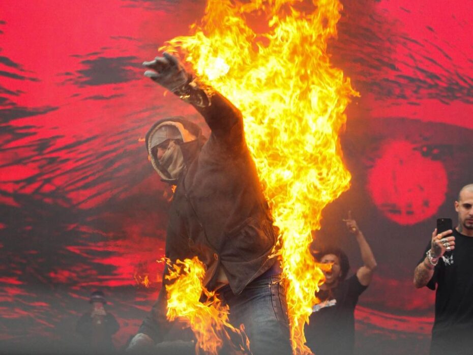 VÍDEO: Rapper Djonga ‘coloca fogo em racista’ no palco durante performance ao vivo