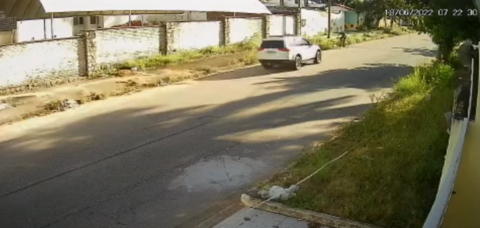 VÍDEO: Motorista avança com o carro em cima de ciclista em Natal