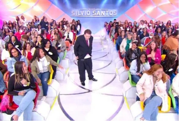 VÍDEO: Silvio Santos comete gafe e perde as calças durante programa; ASSISTA