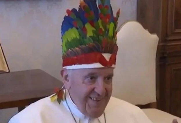 VÍDEO: Papa Francisco recebe bispos da Amazônia e ganha cocar; ASSISTA