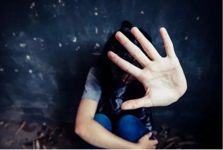 Mãe denuncia estupro coletivo da filha dentro de escola: 'Minha menina veio correndo e me abraçou chorando'