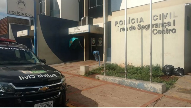 Menina de 4 anos entrega droga a policiais e revela esquema de tráfico: ‘Vocês tão procurando isso, tio?’