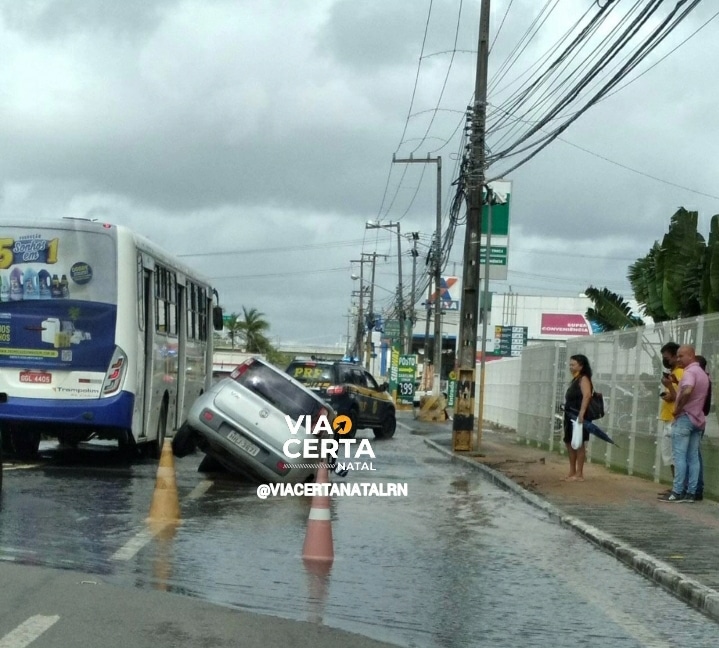 Carro cai em buraco na BR-101 em Natal