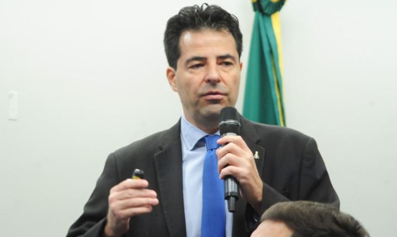 Ministro diz que governo não pode interferir em preços de combustíveis