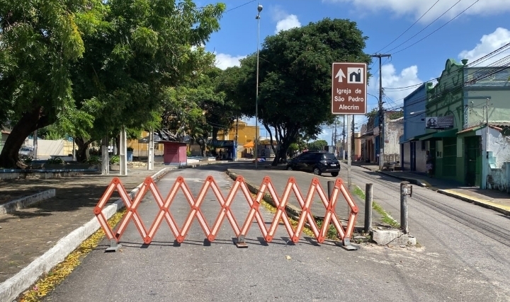 Trecho de rua no Alecrim tem bloqueio para festa de padroeiro