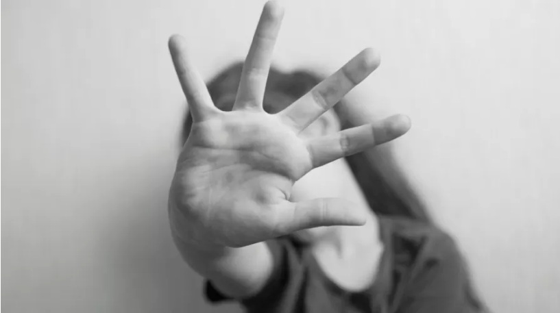 Juiz absolve réu de estupro de menina de 13 anos por ela aparentar mais idade