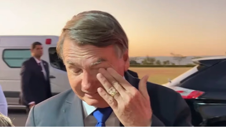 “Apanhar 24 horas por dia não é fácil, não”, diz Bolsonaro