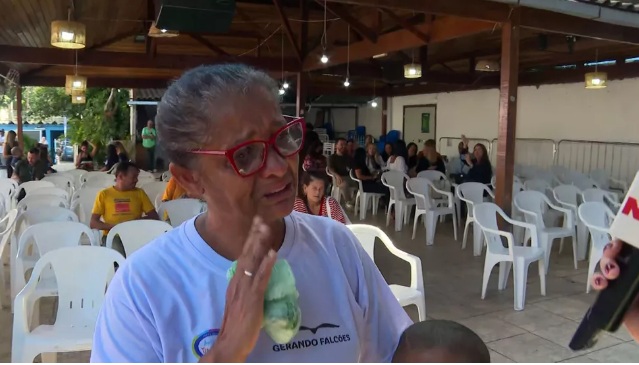 VÍDEO: Na luta para ter o que comer, mulher chora em entrevista ao vivo e leva repórter às lágrimas; ASSISTA