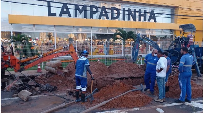 Nove bairros de Natal ficam sem água para reparo da buraco que 'engoliu' carro na BR-101