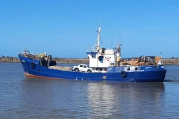 Barco naufraga perto de Fernando de Noronha; 5 estão desaparecidos