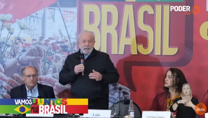 VÍDEO: Homem entra em evento do PT, interrompe discurso de Lula e o chama de corrupto; ASSISTA
