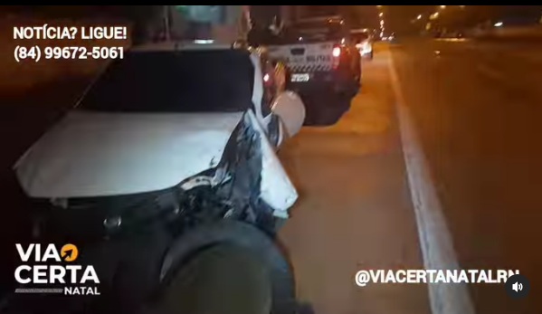 VÍDEO: Motorista bate em árvore e capota carro em avenida de Natal; ASSISTA