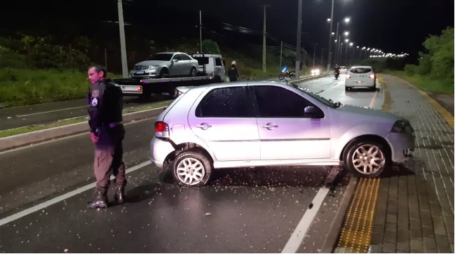 Carro é atingido e entra na contramão na Via Costeira em Natal