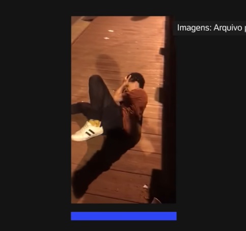 VÍDEO: Mulher beija namorada em bar e é agredida na cabeça com banco