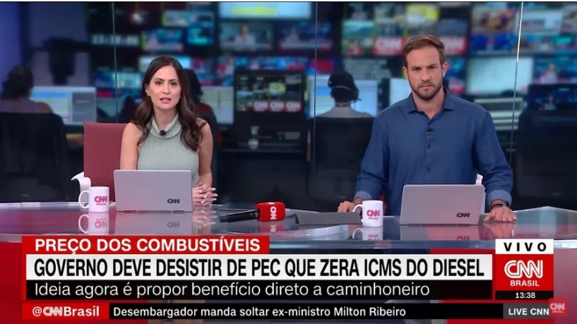 VÍDEO: Confusão de apresentador ao vivo na CNN vira piada: 'gás de c*zinho'; ASSISTA