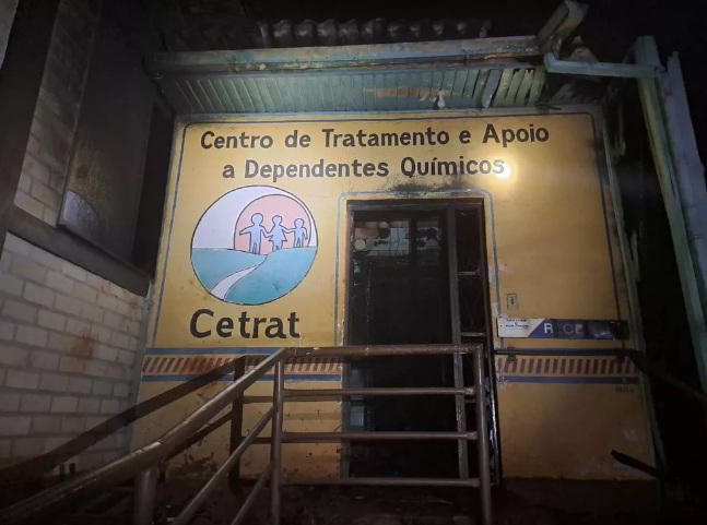Incêndio em centro de tratamento para dependentes químicos deixa 11 mortos