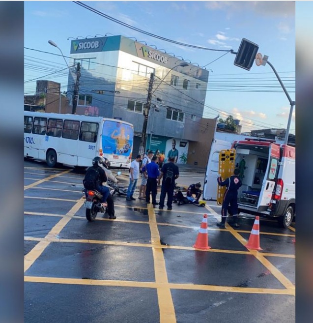 Motoqueiro colide com ônibus em cruzamento de grandes avenidas em Natal