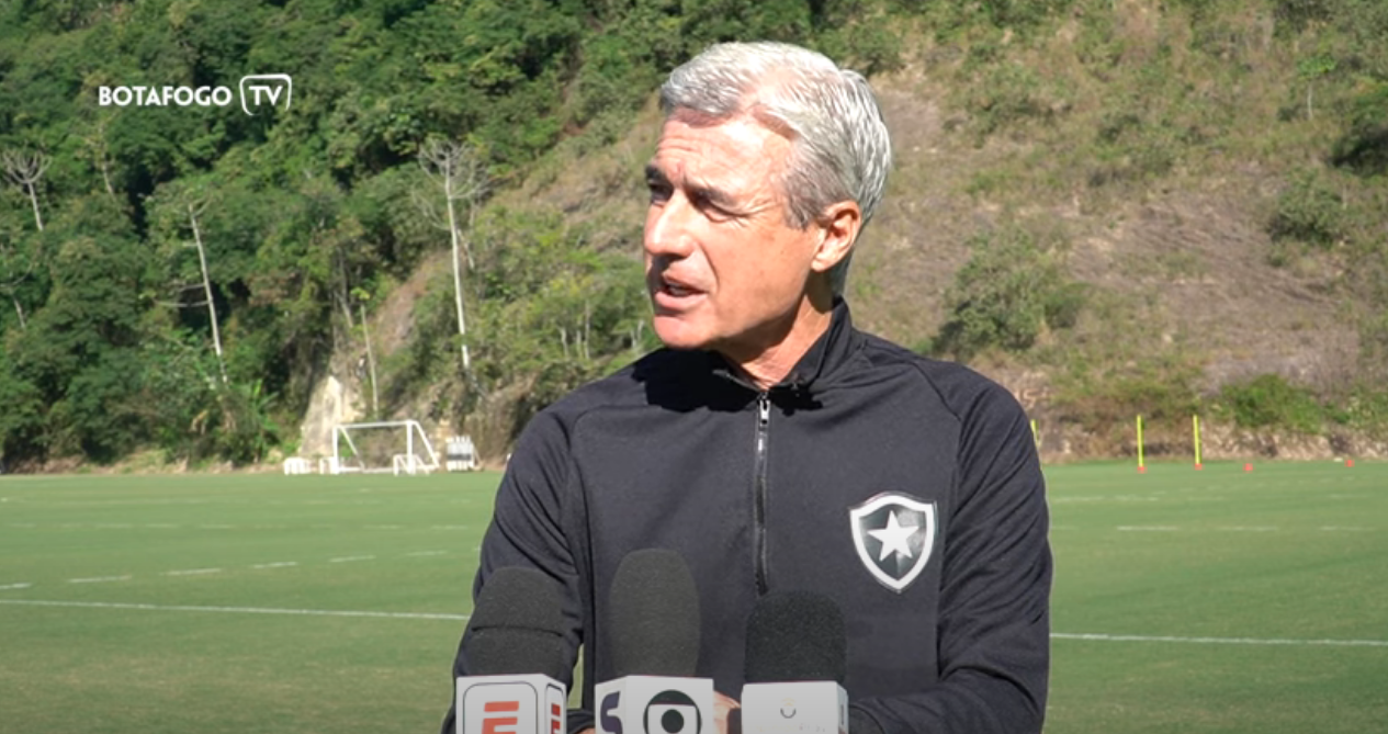 Luis Castro critica centro de treinamento do Botafogo: "Bom para estacionar carros"
