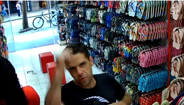 Criminoso olha para câmera durante assalto e manda recado: "pode filmar"