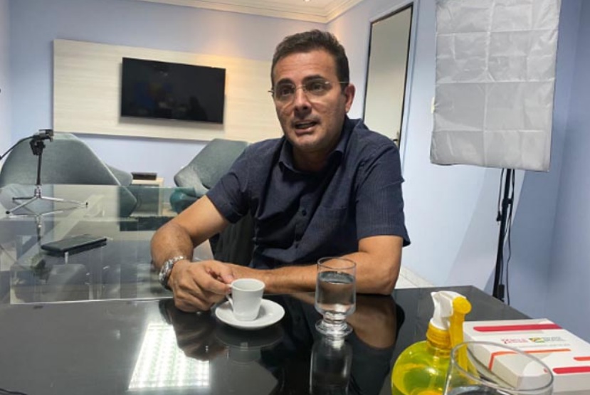 ‘Carlos Eduardo tem espatifado por onde passa’, diz presidente da Associação de Municípios do Oeste