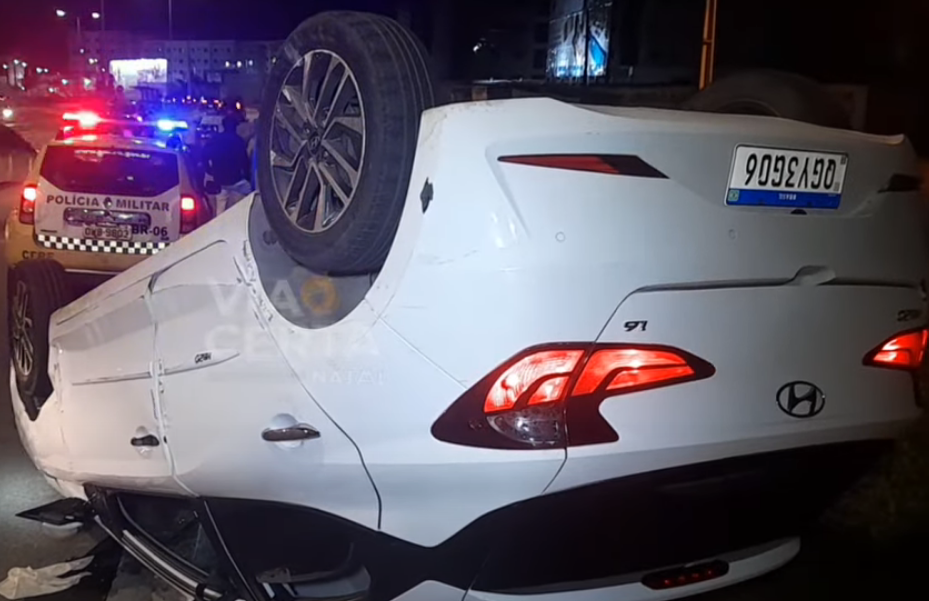 VÍDEO: Veículo capota após colisão em avenida na Zona Norte de Natal