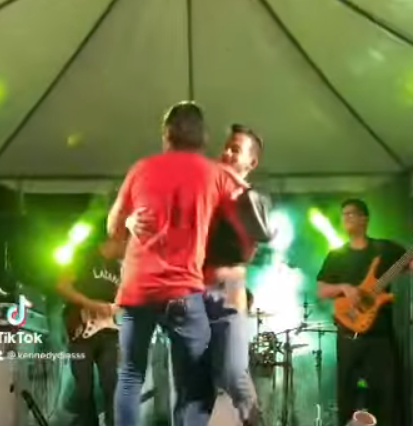 [VÍDEO] Palco desaba em São João e vira meme na internet: "Se não for assim, eu nem vou"
