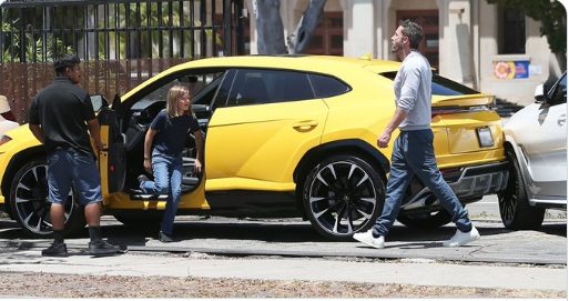 Filho de 10 anos de Ben Affleck leva susto ao dar ré em Lamborghini e acerta BMW