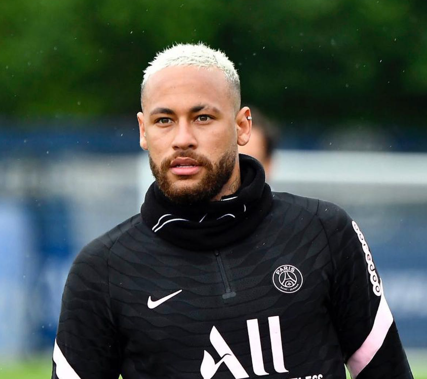 PSG informa Neymar que não conta mais com o jogador, afirma jornal