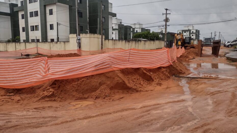 Bairro de Natal tem rua interditada por causa da chuva