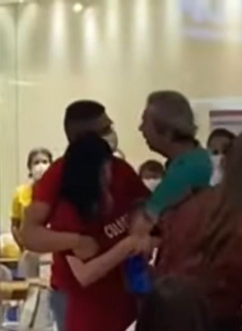 [VÍDEO] Mulher é presa em flagrante no Recife após ofensa racista a enfermeiro que também é PM: “Negro safado”