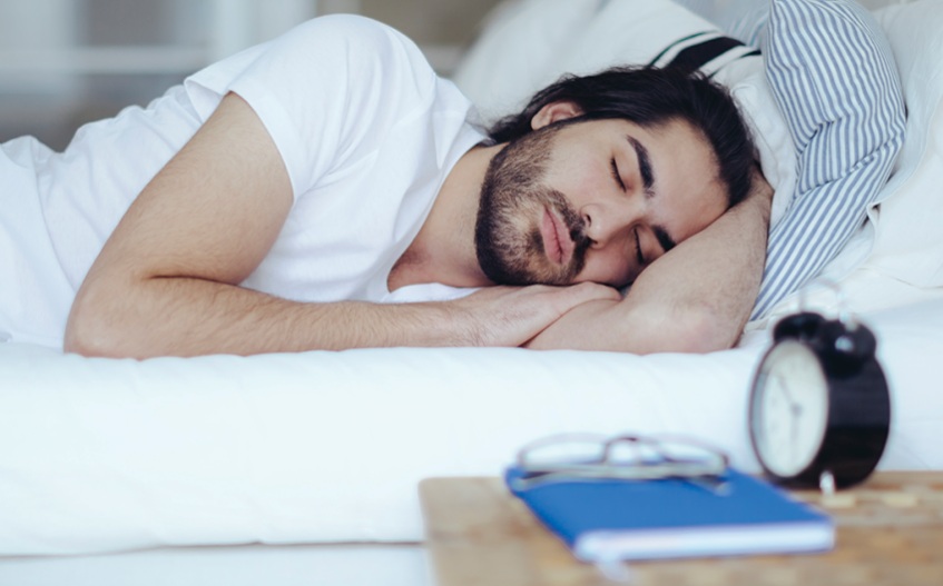 Dormir mal é tão prejudicial ao corpo quanto o cigarro, diz estudo