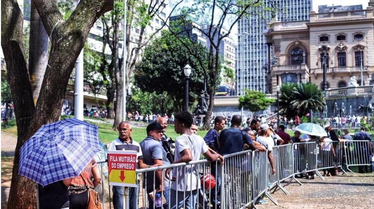 Taxa de desemprego cai para 9,8% e é a menor para o trimestre desde 2015