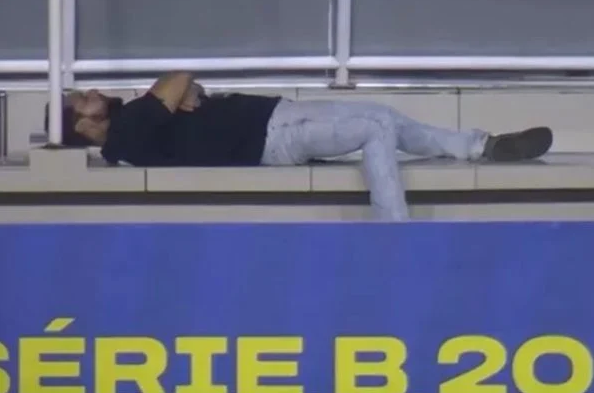 VÍDEO: Homem é flagrado dormindo nas arquibancadas durante jogo da Série B