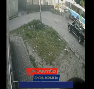 VÍDEO: caminhonete é atingida por trem em Natal; ASSISTA