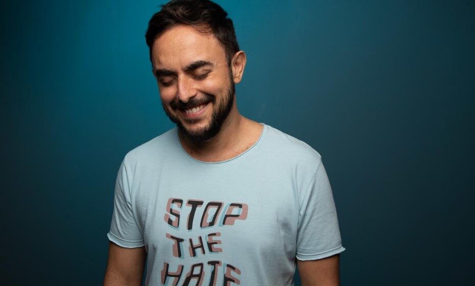 Cantor lamenta show cancelado em festival católico após revelar ser gay
