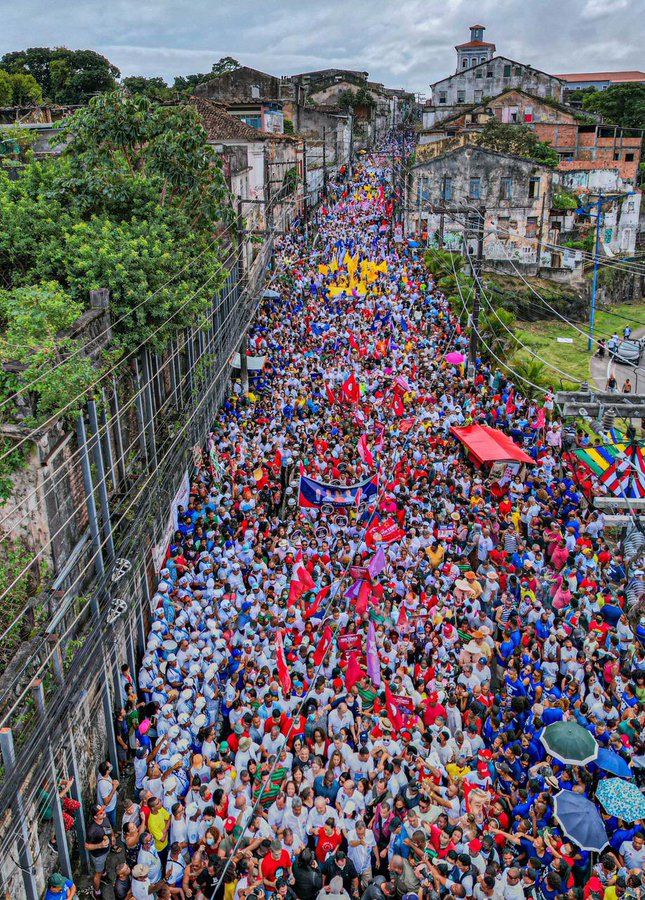 Foto de ato com Lula em Salvador tem pessoas duplicadas