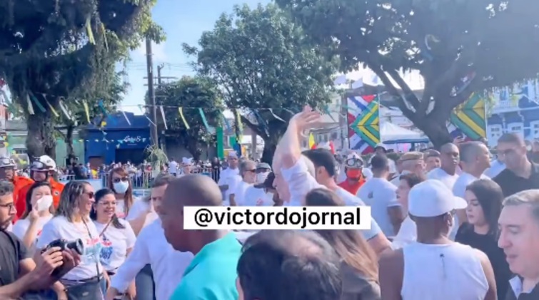 VÍDEO: Ciro Gomes faz “sinal de ladrão” para apoiadores de Lula; ASSISTA