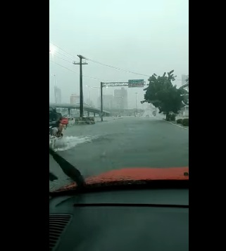 VÍDEO: Chuva deixa trecho da BR-101 intransitável em Natal; ASSISTA