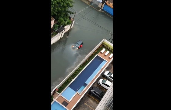 VÍDEO: Bombeiros são acionados em ocorrência com carro alagado em Natal; ASSISTA