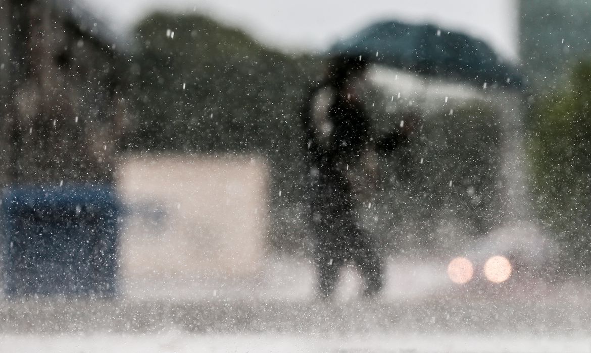 Chuva causa alagamentos em vários pontos de Natal; veja locais