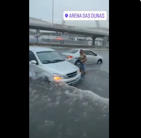 Vídeo mostra três carros quebrados dentro de lagoa formada ao lado da Arena das Dunas; ASSISTA