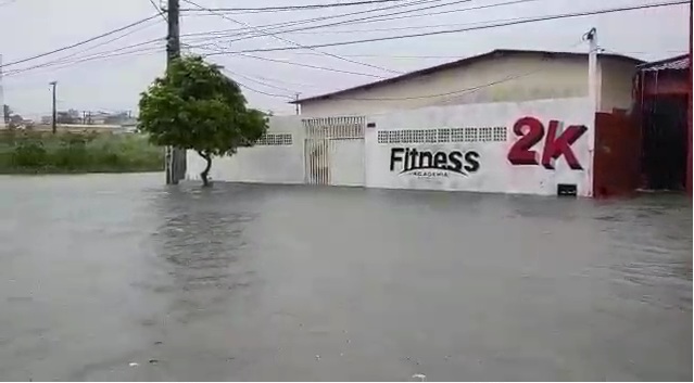 VÍDEO: Lagoa de captação transborda e água invade casas na Grande Natal
