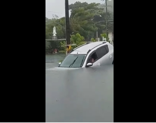 VÍDEO: Motorista fica preso em alagamento e tem de abandonar o carro boiando em Natal