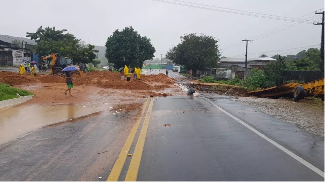 Cratera se abre e trecho da BR-226 em Natal é interditado por tempo indeterminado