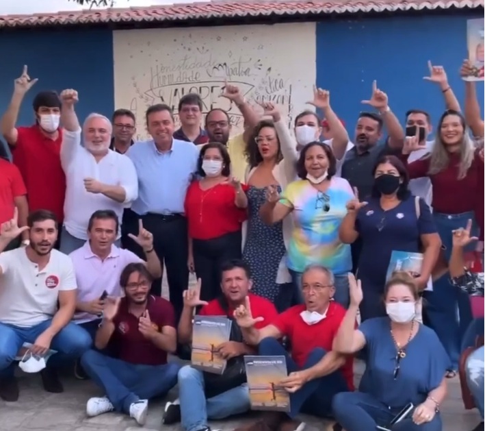 VÍDEO: Ao lado de Jean Paul Prates e de petistas, Carlos Eduardo evita fazer o ‘L’ de Lula; ASSISTA