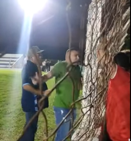 VÍDEO: Presidente do América vai dar satisfação para a torcida e acaba em bate-boca; ASSISTA