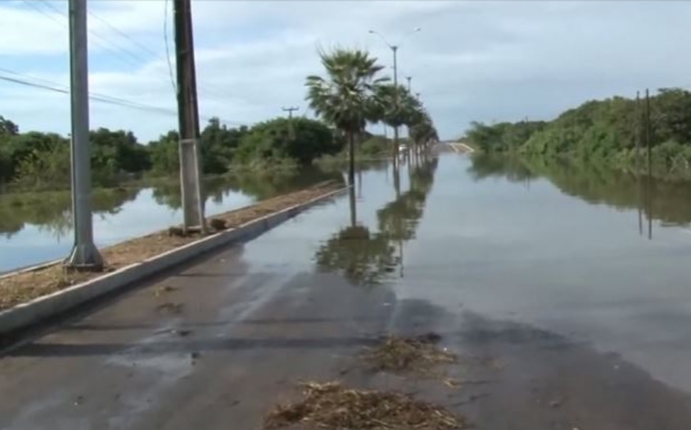 VÍDEO: Rota do Sol fica alagada depois das chuvas e trânsito é bloqueado; ASSISTA