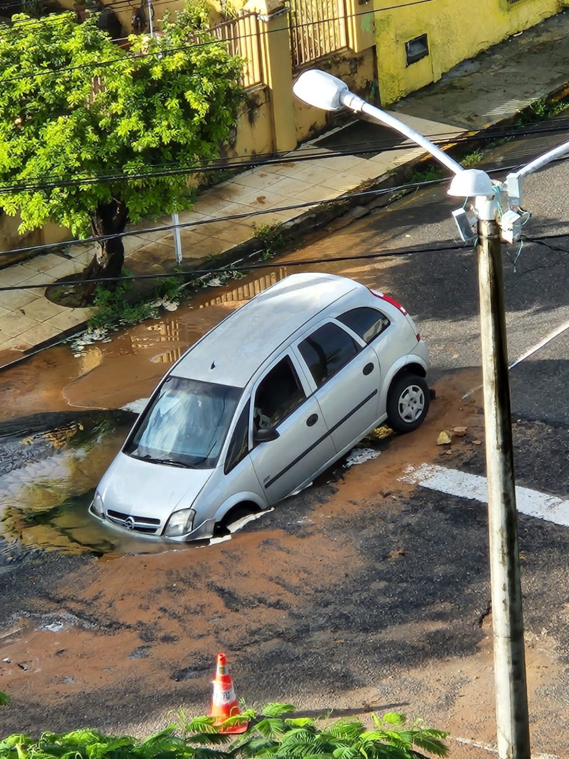 Carro é engolido por uma cratera no bairro de Tirol
