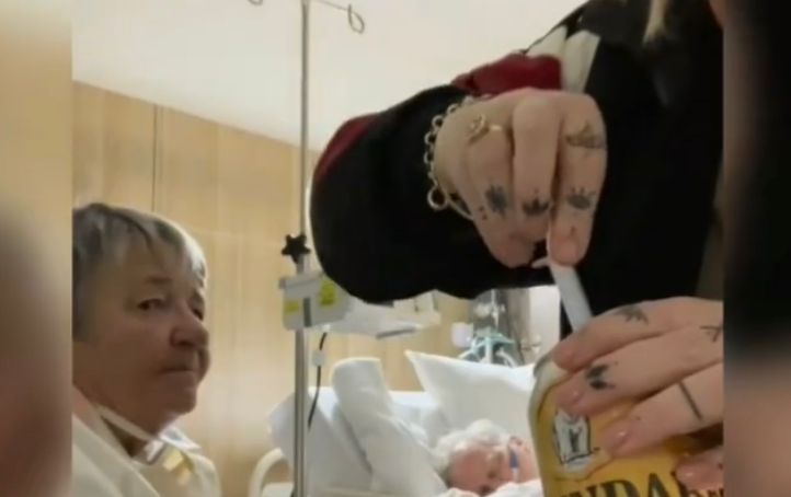 VÍDEO: Mulher grava vídeo dando bebida para pai que estava morrendo no hospital