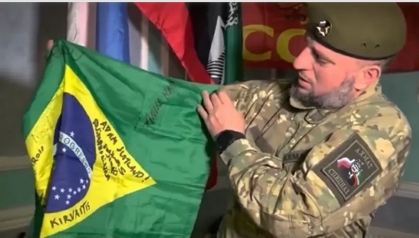 VÍDEO: Bandeira do Brasil de combatente morto na Ucrânia é exibida por rivais: 'Desrespeito'
